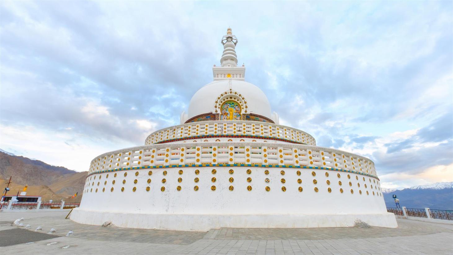 Buddhist Pilgrimage Tour with Taj Mahal
